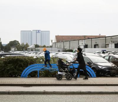 Jeppe Hein: Blue Modified Social Bench, 2013. Den Blå Planet