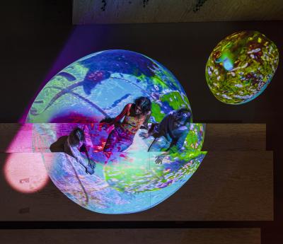 Pipilotti Rist. Jordlys og pingpong med solen, 2020