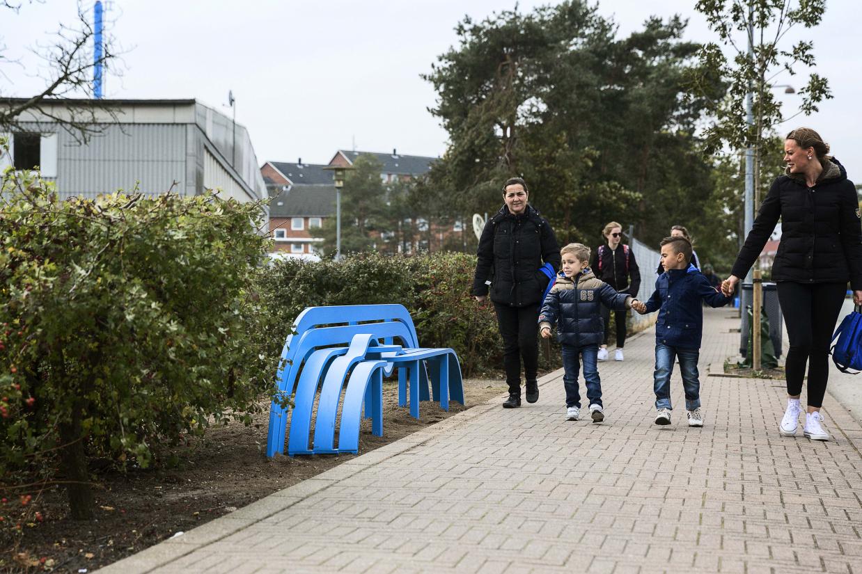 Jeppe Hein: Blue Modified Social Bench, 2013. Den Blå Planet