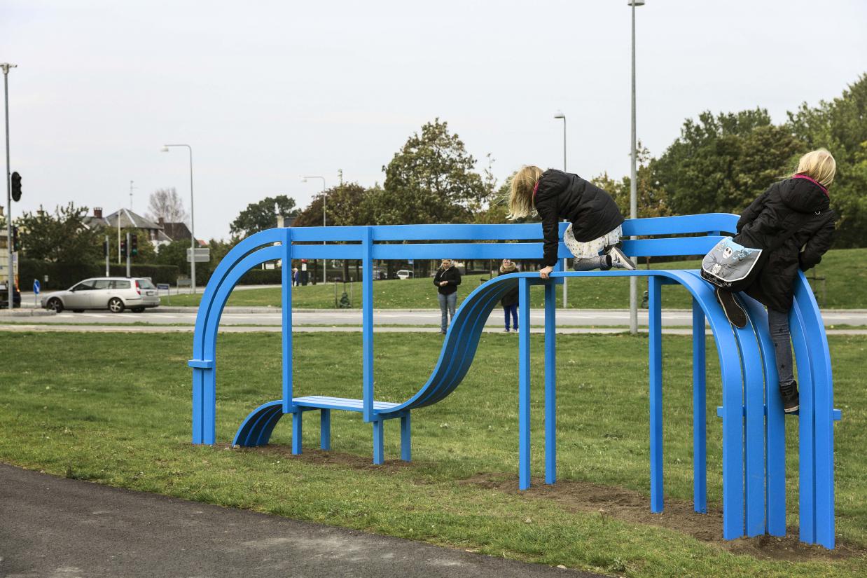 Jeppe Hein: Blue Modified Social Bench, 2013. Den Blå Planet