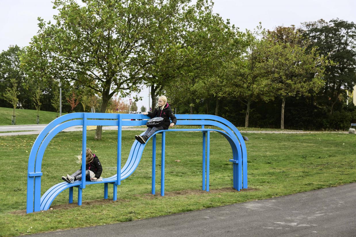 Jeppe Hein: Blue Modified Social Bench, 2013. Den Blå Planet