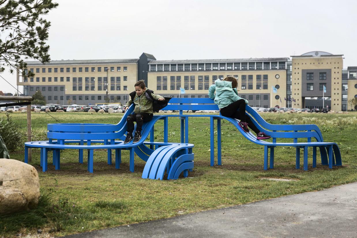 Jeppe Hein: Blue Modified Social Bench, 2013. Den Blå Planet