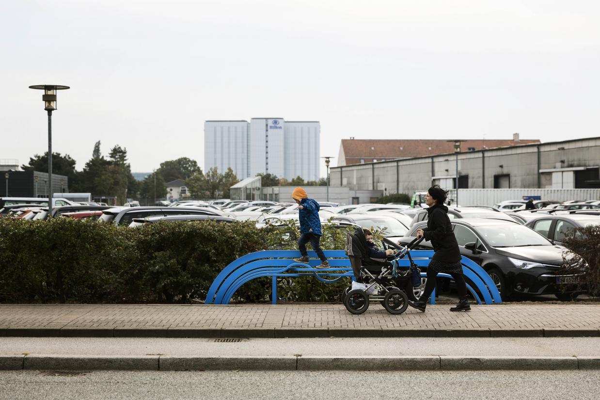 Jeppe Hein: Blue Modified Social Bench, 2013. Den Blå Planet