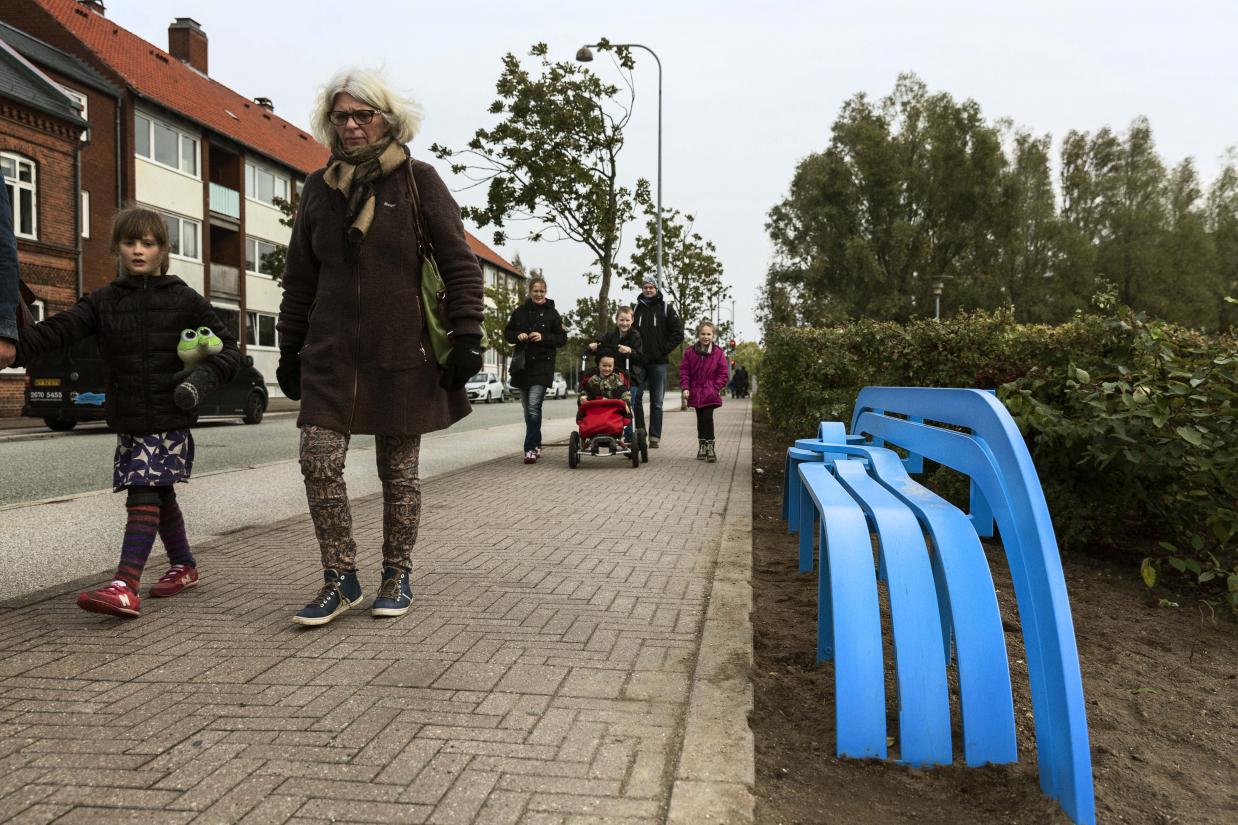 Jeppe Hein: Blue Modified Social Bench, 2013. Den Blå Planet