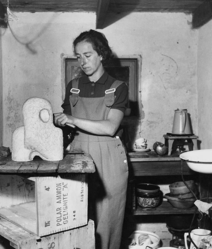 Sonja Ferlov Mancoba arbejder med skulpturen Den lille nænsomme, Gudhjem, 1951