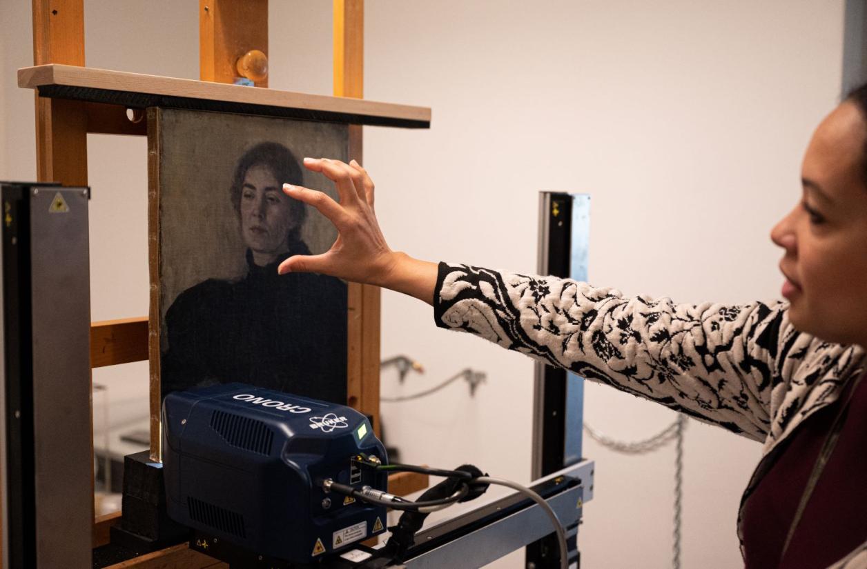 Hammershøi, Portræt. Thora Bendix født Anne Victoria Sundberg (SMK) gøres klar til scanning med MA-XRF