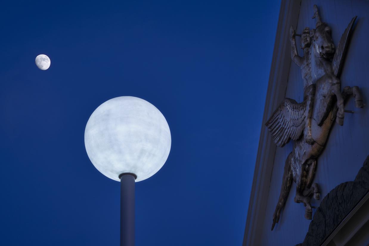 Isa Genzkens værk Vollmond foran Den Frie. Foto: Anders Sune Berg