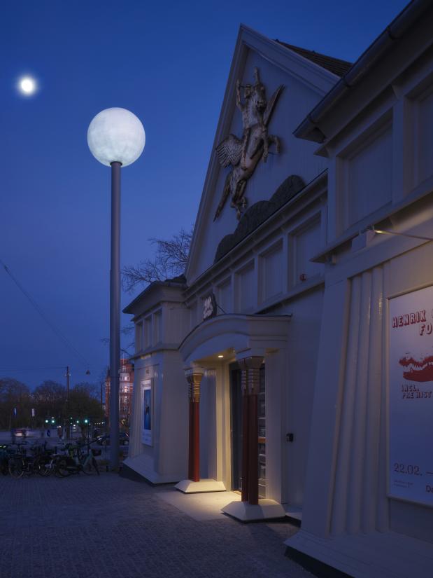Isa Genzkens værk Vollmond foran Den Frie. Foto: Anders Sune Berg