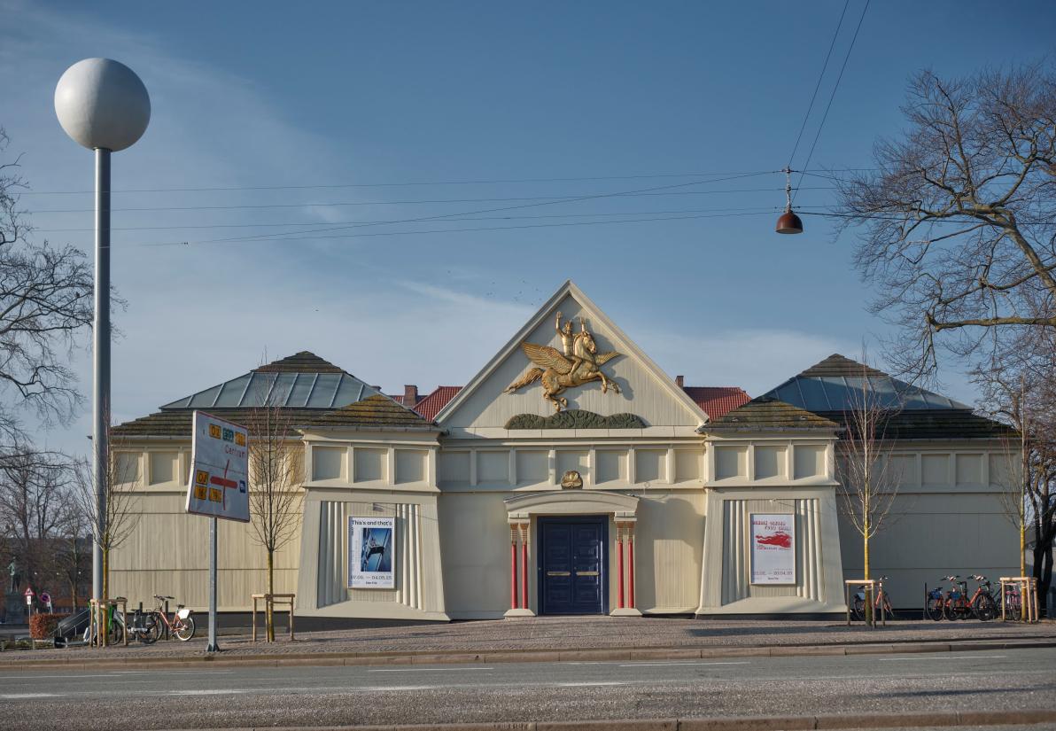 Isa Genzkens værk Vollmond foran Den Frie. Foto: Anders Sune Berg