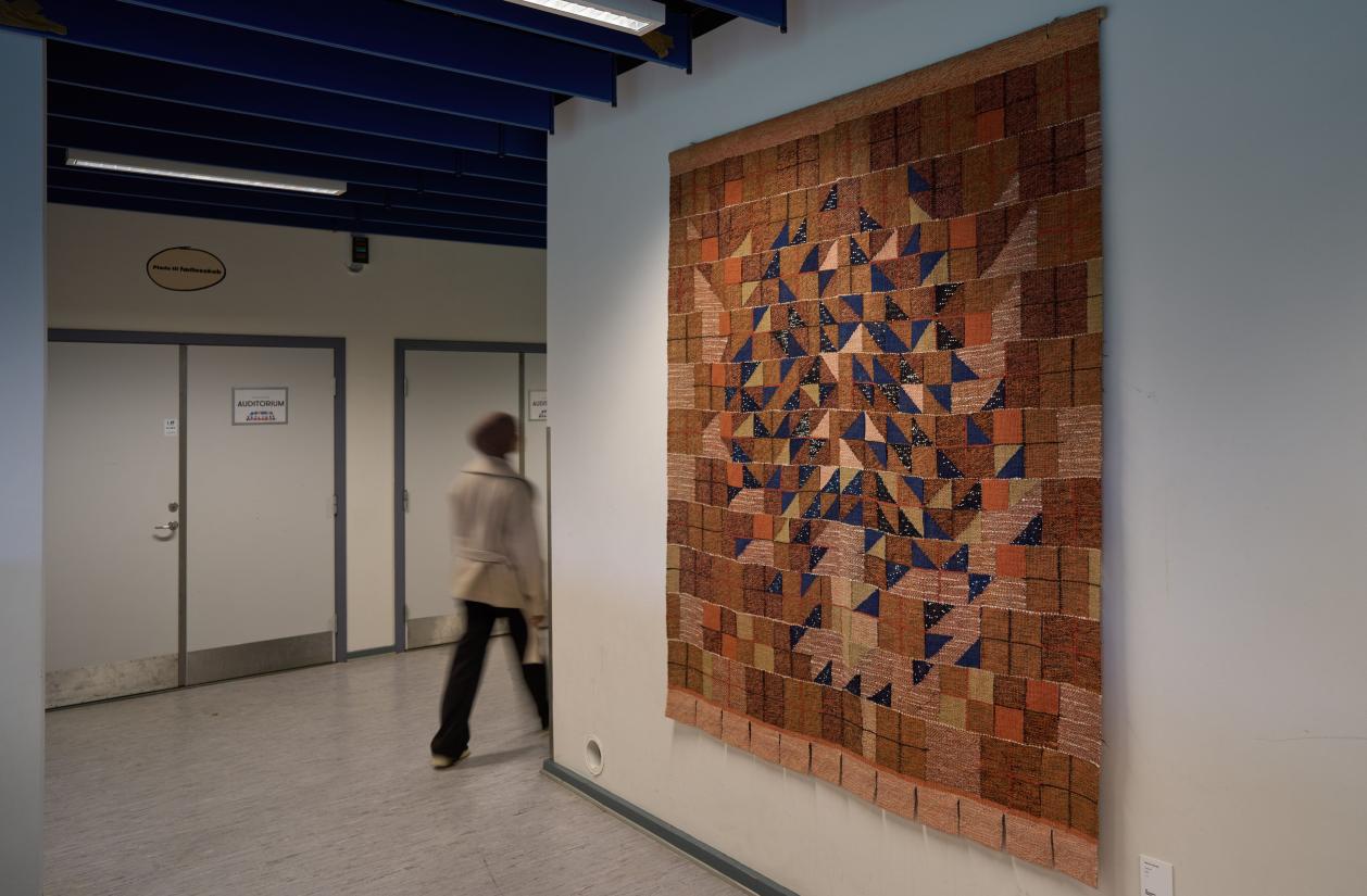 Herlev Gymnasium, ophæng af Nanna Hertofts Kvadratur. Foto: Anders Sune Berg