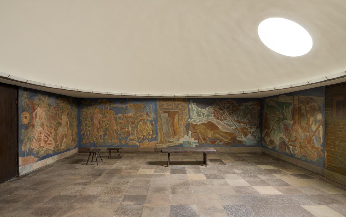 Georg Jacobsen (1887-1976) Freskomalerier, 1938  Mentze Ottenstein Skulpturelle siddemøbler i bronze  Modtagelsesrummet, Søndermark Krematorium, Frederiksberg Foto: David Stjernholm